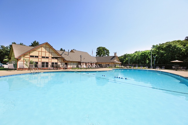 The Commons at Windsor Gardens swimming pool